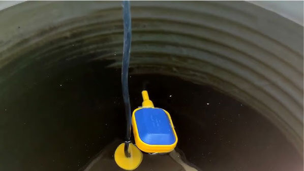 Phao điện đang được sử dụng trong bồn nước để chống tràn